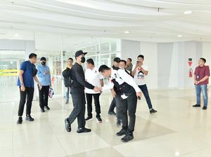 2 Orang Dekat RMS Pakai Rompi PSI Jemput Kaesang di Makassar Jelang Rakernas