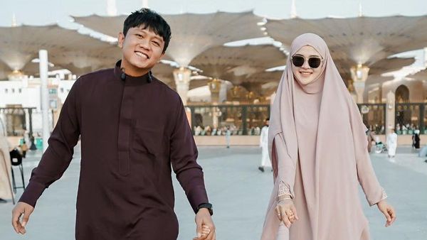 Pangling! Gaya Bella Bonita Pakai Khimar Saat Umrah Bareng Denny Caknan