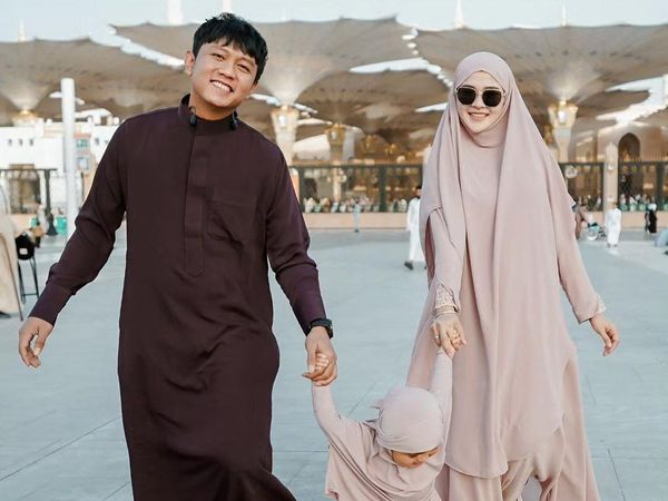 Pangling! Gaya Bella Bonita Pakai Khimar Saat Umrah Bareng Denny Caknan