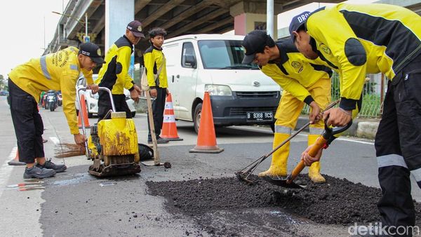 Jalan Kalimalang Ditambal Usai Banjir, Antisipasi Bahaya Lubang Aspal