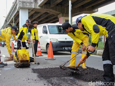 Jalan Kalimalang Ditambal Usai Banjir, Antisipasi Bahaya Lubang Aspal