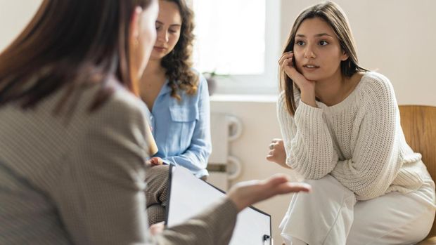 Orang yang terlalu berusaha untuk terdengar cerdas sering menggunakan kalimat seperti 