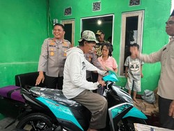 Datangi Rumah Penjual Es Kue Viral, Polisi Beri Motor-Modal Usaha