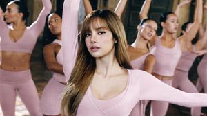 Gaya Lisa BLACKPINK Jadi Balerina di Iklan Sepatu Kim Kardashian x Nike