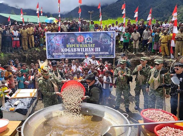 TNI Gelar Dapur Rakyat di Pegunungan Bintang