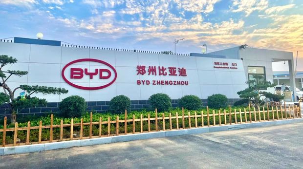 Suasana pabrik BYD di Zhengzhou, Henan, pada pagi pertengahan Januari 2026 itu terbilang tenang. Bahkan untuk sekelas pabrik mobil yang disebut terbesar di China itu, ini sangat tenang.