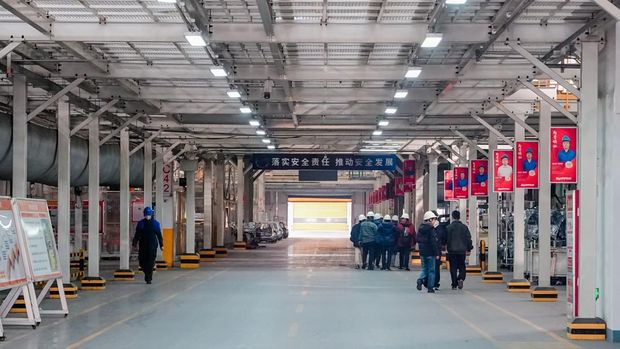 Suasana pabrik BYD di Zhengzhou, Henan, pada pagi pertengahan Januari 2026 itu terbilang tenang. Bahkan untuk sekelas pabrik mobil yang disebut terbesar di China itu, ini sangat tenang.