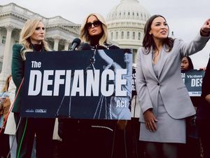 Paris Hilton Demo di Gedung Parlemen AS, Tampil Glamor Bela Korban Deepfake