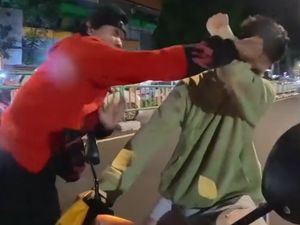 Heboh Pasutri Ngerokok di Motor Sambil Bawa Bayi