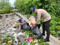 Polairud Polres Meranti Bersih-bersih Pantai, Ajak Warga Jaga Ekosistem Laut