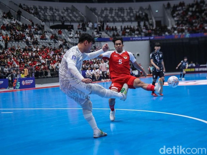 Timnas Futsal Indonesia mengawali langkahnya di Piala Asia Futsal 2026 dengan performa impresif. Bermain di hadapan publik sendiri, skuad Garuda berpesta gol dan menggulung Korea Selatan dengan skor telak 5-0 pada laga Grup A yang digelar di Indonesia Arena, Jakarta, Selasa (27/1/2026).