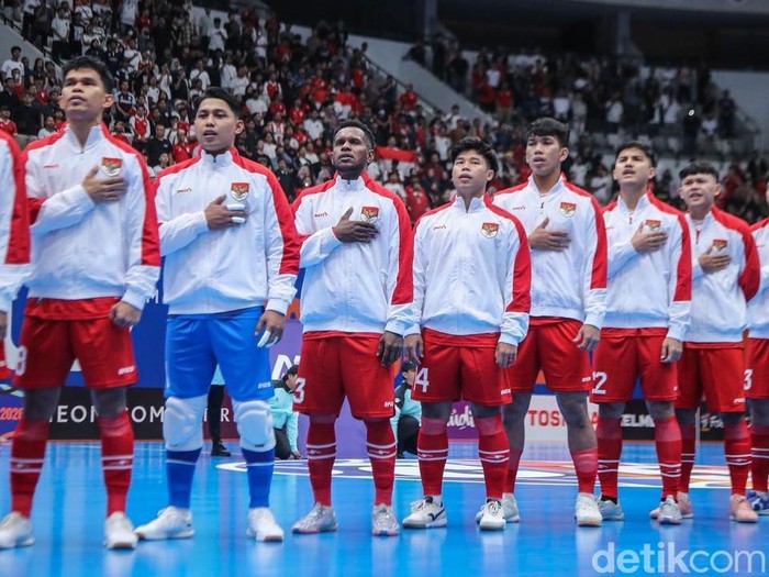 Timnas Futsal Indonesia mengawali langkahnya di Piala Asia Futsal 2026 dengan performa impresif. Bermain di hadapan publik sendiri, skuad Garuda berpesta gol dan menggulung Korea Selatan dengan skor telak 5-0 pada laga Grup A yang digelar di Indonesia Arena, Jakarta, Selasa (27/1/2026).