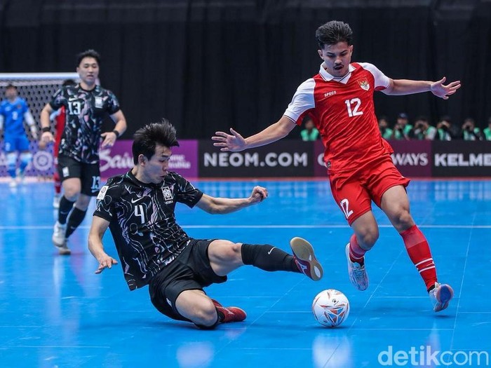 Timnas Futsal Indonesia mengawali langkahnya di Piala Asia Futsal 2026 dengan performa impresif. Bermain di hadapan publik sendiri, skuad Garuda berpesta gol dan menggulung Korea Selatan dengan skor telak 5-0 pada laga Grup A yang digelar di Indonesia Arena, Jakarta, Selasa (27/1/2026).