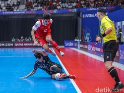Sejak menit awal, Indonesia langsung tampil menekan. Dukungan penuh suporter membuat tempo permainan tuan rumah begitu agresif. Hasilnya, laga belum genap berjalan dua menit, kapten Timnas Indonesia Mochammad Iqbal sukses membuka keunggulan. Ia dengan sigap menyambar bola hasil umpan tarik di depan gawang dan membawa Indonesia unggul cepat 1-0.