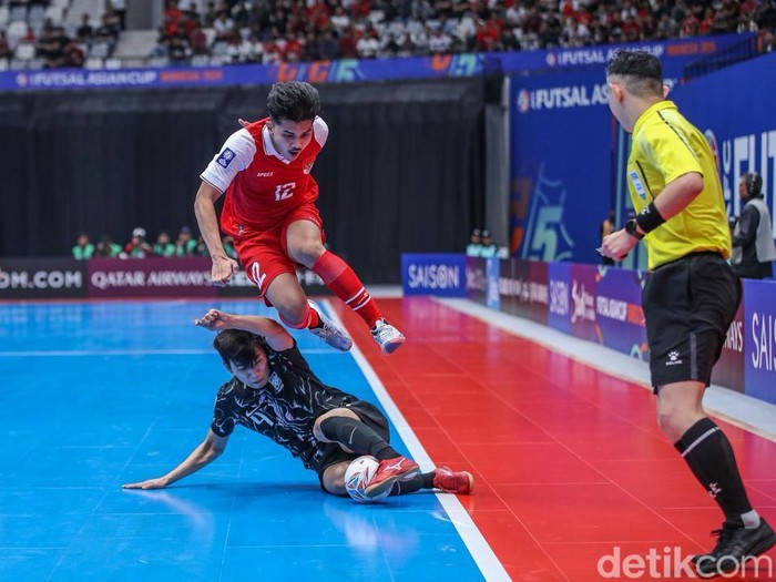 Timnas Futsal Indonesia mengawali langkahnya di Piala Asia Futsal 2026 dengan performa impresif. Bermain di hadapan publik sendiri, skuad Garuda berpesta gol dan menggulung Korea Selatan dengan skor telak 5-0 pada laga Grup A yang digelar di Indonesia Arena, Jakarta, Selasa (27/1/2026).