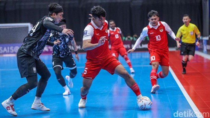 Timnas Futsal Indonesia mengawali langkahnya di Piala Asia Futsal 2026 dengan performa impresif. Bermain di hadapan publik sendiri, skuad Garuda berpesta gol dan menggulung Korea Selatan dengan skor telak 5-0 pada laga Grup A yang digelar di Indonesia Arena, Jakarta, Selasa (27/1/2026).