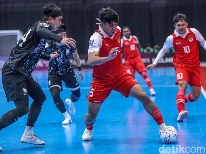 Timnas Futsal Indonesia mengawali langkahnya di Piala Asia Futsal 2026 dengan performa impresif. Bermain di hadapan publik sendiri, skuad Garuda berpesta gol dan menggulung Korea Selatan dengan skor telak 5-0 pada laga Grup A yang digelar di Indonesia Arena, Jakarta, Selasa (27/1/2026).