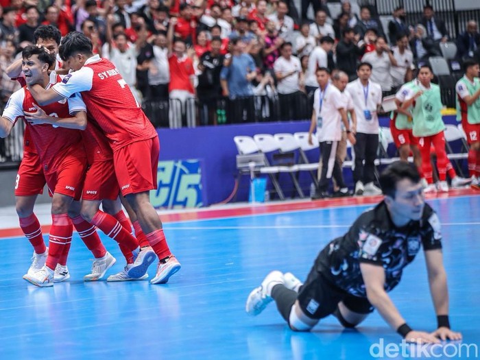 Timnas Futsal Indonesia mengawali langkahnya di Piala Asia Futsal 2026 dengan performa impresif. Bermain di hadapan publik sendiri, skuad Garuda berpesta gol dan menggulung Korea Selatan dengan skor telak 5-0 pada laga Grup A yang digelar di Indonesia Arena, Jakarta, Selasa (27/1/2026).