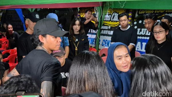 Sendu Reza Arap Sapa Ibunda Lula Lahfah saat Tahlilan