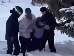 Nekat Selfie, Turis Digigit Macan Tutul Salju di China, Videonya Ngeri