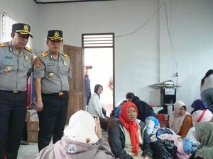Siswa Sespimti Polri ke Lokasi Longsor Cisarua, Berikan Bantuan ke Para Korban