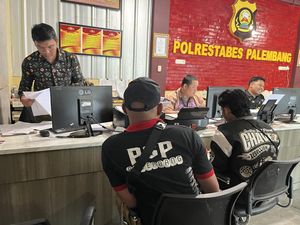 Lagi! Sopir Ekspedisi Dipalak di Lampu Merah Macan Lindungan, Kaca Mobil Pecah