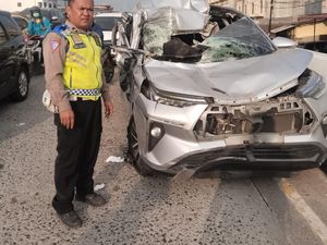 Avanza Ringsek usai Tabrak Bokong Truk di Medan, Pengemudi Luka