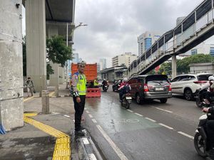 Truk Sampah Mogok di Gatsu Arah Kuningan, Lalin Padat
