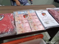 Penampakan Tumpukan Duit Korupsi Eks Kades Sukabumi yang Dipakai Nyaleg