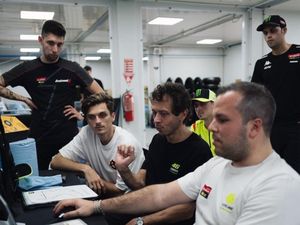 Valentino Rossi ke Sirkuit Mandalika Bina 10 Pebalap Muda Indonesia