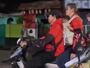 Pasutri Ngerokok di Motor sambil Bawa Bayi-Ditegur Ngamuk, Endingnya Begini