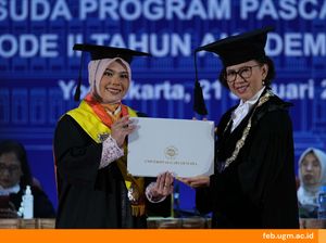 Kisah Yulistika, Kuliah Sambil Kerja tapi Tetap Jadi Lulusan Terbaik UGM