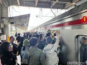 Keluh Kesah Para Anker KRL Green Line Tiap Hari Desak-desakan