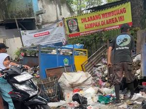 Tumpukan Sampah Menghiasi Tepian Jalan Muharto Malang