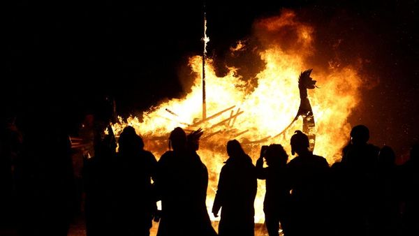 Festival Api Terbesar Eropa Terangi Langit Malam Lerwick