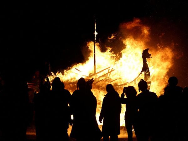 Festival Api Terbesar Eropa Terangi Langit Malam Lerwick