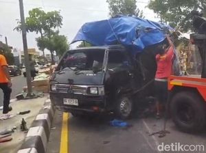 Detik-detik Pikap Pecah Ban Tabrak Xenia dan Truk Tewaskan 1 Orang di Klaten