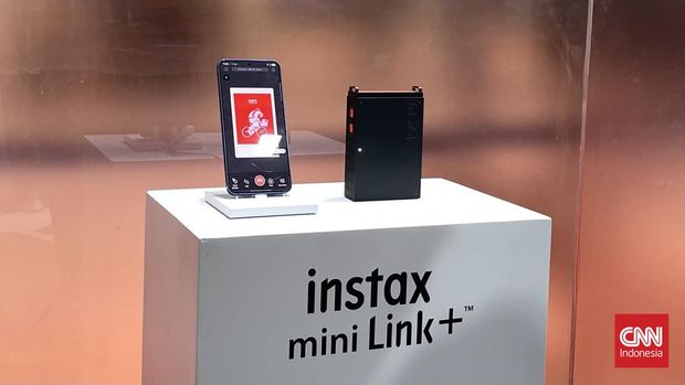 Fujifilm Indonesia resmi meluncurkan dua produk terbaru dari lini instax, yakni kamera instan hybrid instax mini Evo Cinema dan printer smartphone instax mini Link+, yang kini telah hadir di pasar Indonesia.