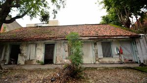 Foto Bangunan Cagar Budaya Eks Asrama VOC di Gresik Sebelum dan Sesudah Dibongkar