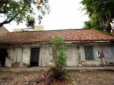 Foto Bangunan Cagar Budaya Eks Asrama VOC di Gresik Sebelum dan Sesudah Dibongkar