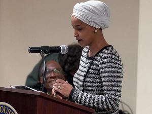 Muslimah Anggota DPR AS Ilham Omar Disiram Cairan Misterius Saat Pidato