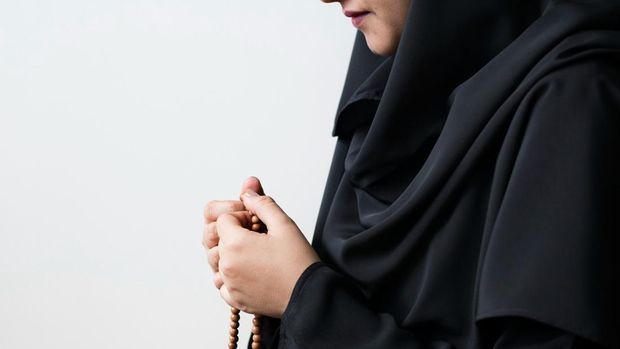 Ilustrasi berdoa untuk orang meninggal dunia, baca doa, al qur'an, tasbih