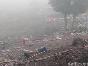 Kabut Tebal Selimuti Cisarua, Pencarian 32 Korban Longsor Dilanjutkan