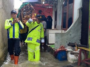 Aksi Polisi Gotong Keranda Menembus Kepungan Banjir di Subang