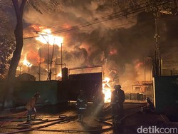 Sudah 13 Jam, Kebakaran Pabrik Sandal Swallow di Medan Belum Padam