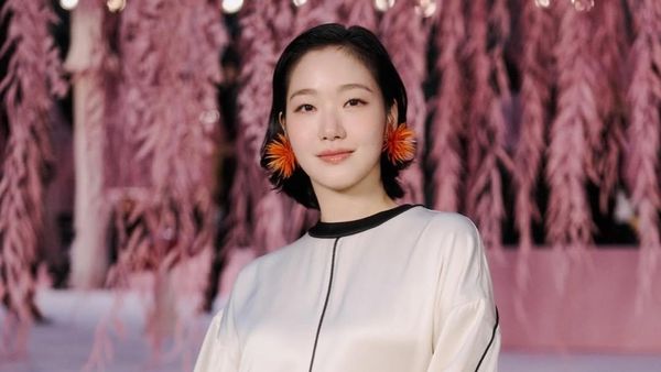 7 Pesona Kim Go Eun di Show Chanel, Cantik Natural dengan Makeup Clean Look