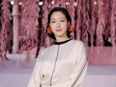 7 Pesona Kim Go Eun di Show Chanel, Cantik Natural dengan Makeup Clean Look