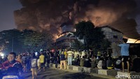 Pabrik di Medan Deli Terbakar, Warga Berbondong-bondong Datangi Lokasi