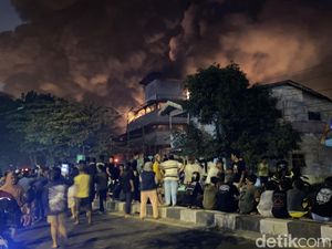 Pabrik Sandal di Medan Deli Terbakar, Warga Berbondong-bondong Datangi Lokasi