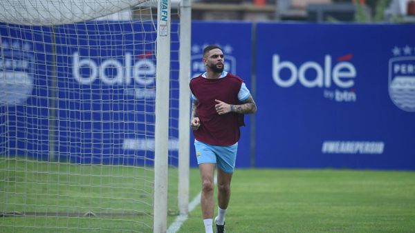 Foto Latihan Perdana Layvin Kurzawa Bersama Persib Bandung
